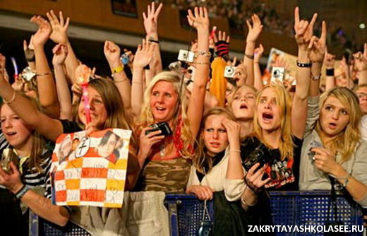 Толпа поклонников чуть не растерзала актёров сериала «Закрытой школы»