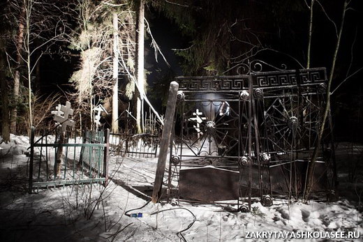 Ночная съемка на кладбище